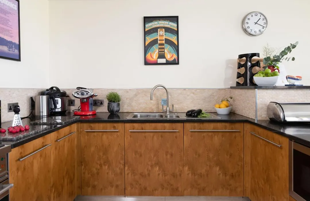 5 The Vista, Newquay - Short Walk To Beach - Free Parking And Wi-Fi - Stunning Views-1